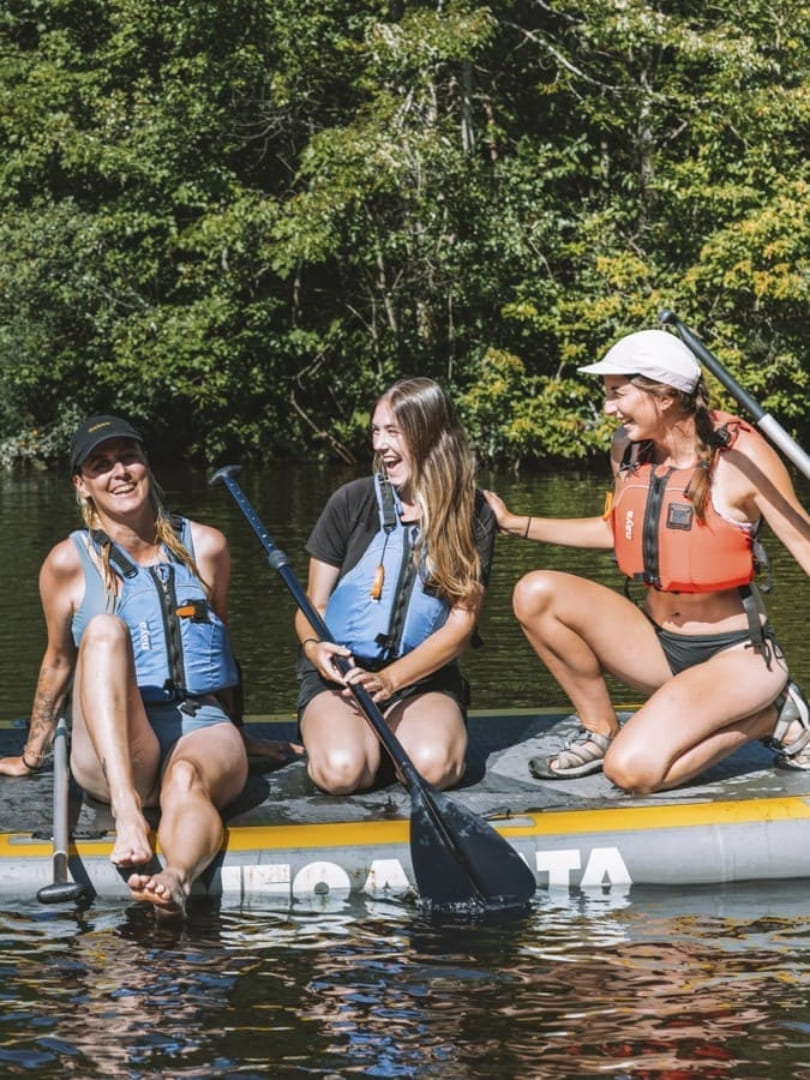 Les paddleparty en location chez Canots Légaré Groupe d'amies en planche à pagaie familiale l'été