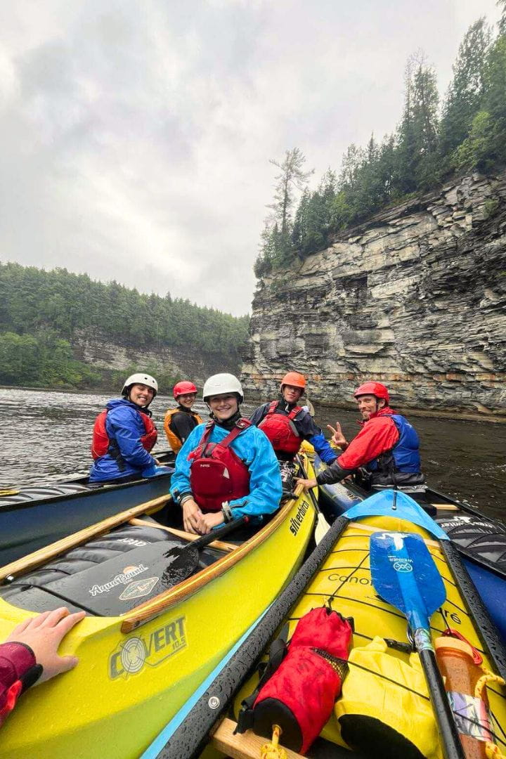 Employé Canots Légaré en sortie d'eau vive sur la section Pont-Rouge Employé Canots Légaré en sortie d'eau vive sur la section Pont-Rouge à Québec