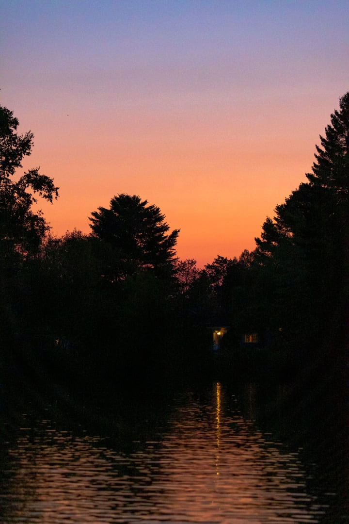 Coucher de soleil chez Canots Légaré Coucher de soleil sur la rivière Saint-Charles chez Canots Légaré