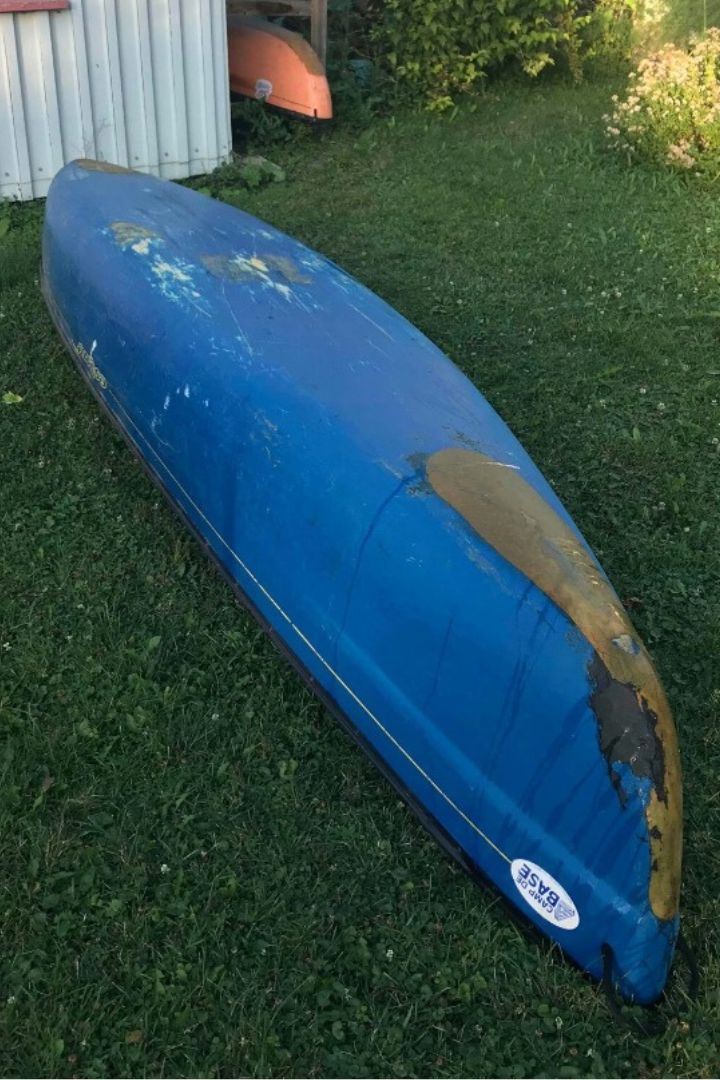 Canot en plastique endommagé avant réparation chez Canots Légaré Coque d'un canot bleu en plastique endommagée