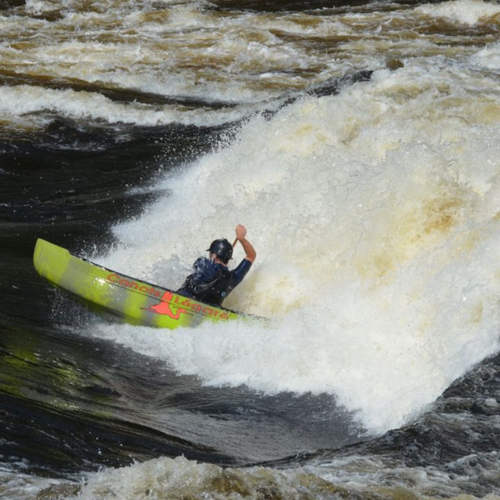 Pagayeur à la Haute-Gatineau Pagayeur dans les vagues d'un rapide sur la rivière Gatineau